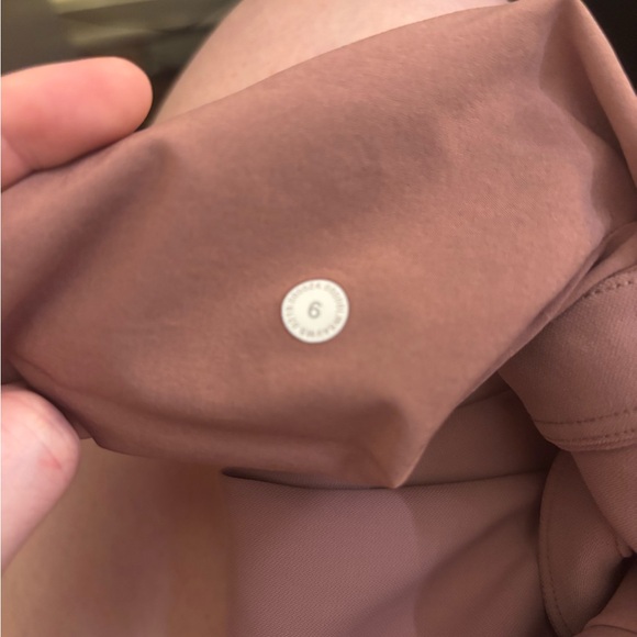 EUC Lululemon On the Fly Crop *Woven 23" Size 6 - Picture 7 of 14